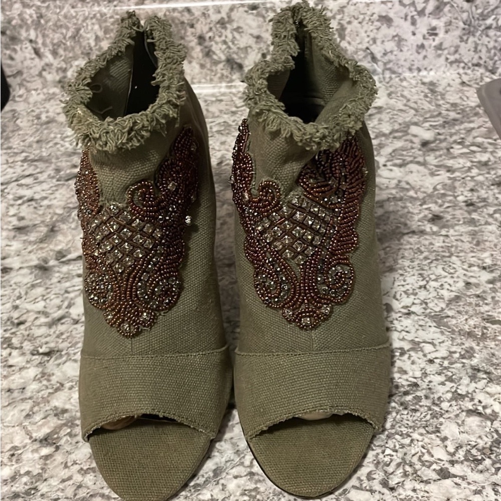 NWO Betsy Johnson beautiful beaded Bootie Heels , fits 8half ♥️ - Picture 3 of 8